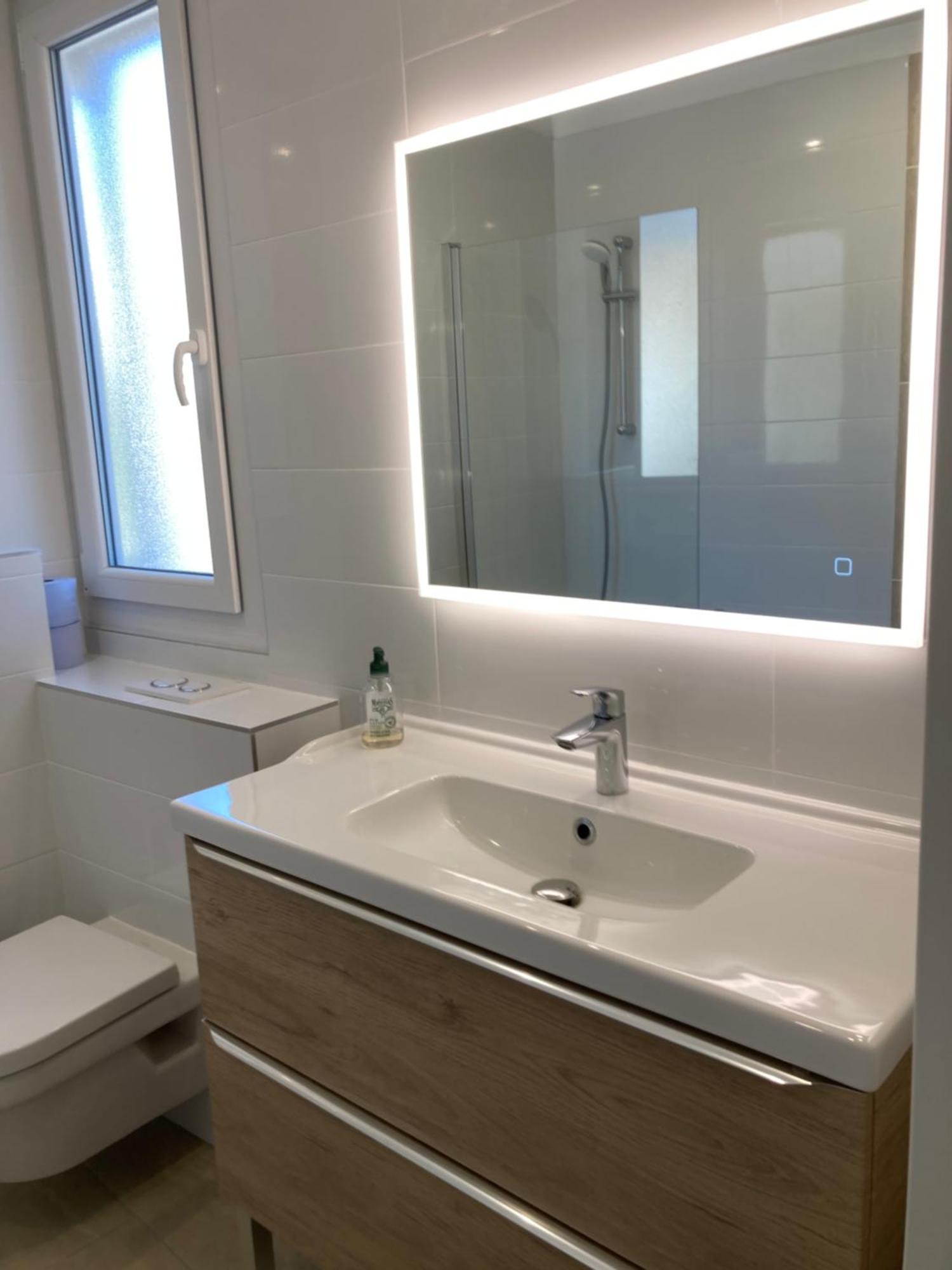 Chambre Parentale , Salle De Bain Privee, Acces Plages & Vue Mer Du Salon Dans Appartement Partage Chez L'Habitant ,, Master Bedroom, Private Bathroom, Beach Access & Sea View Cannes Buitenkant foto