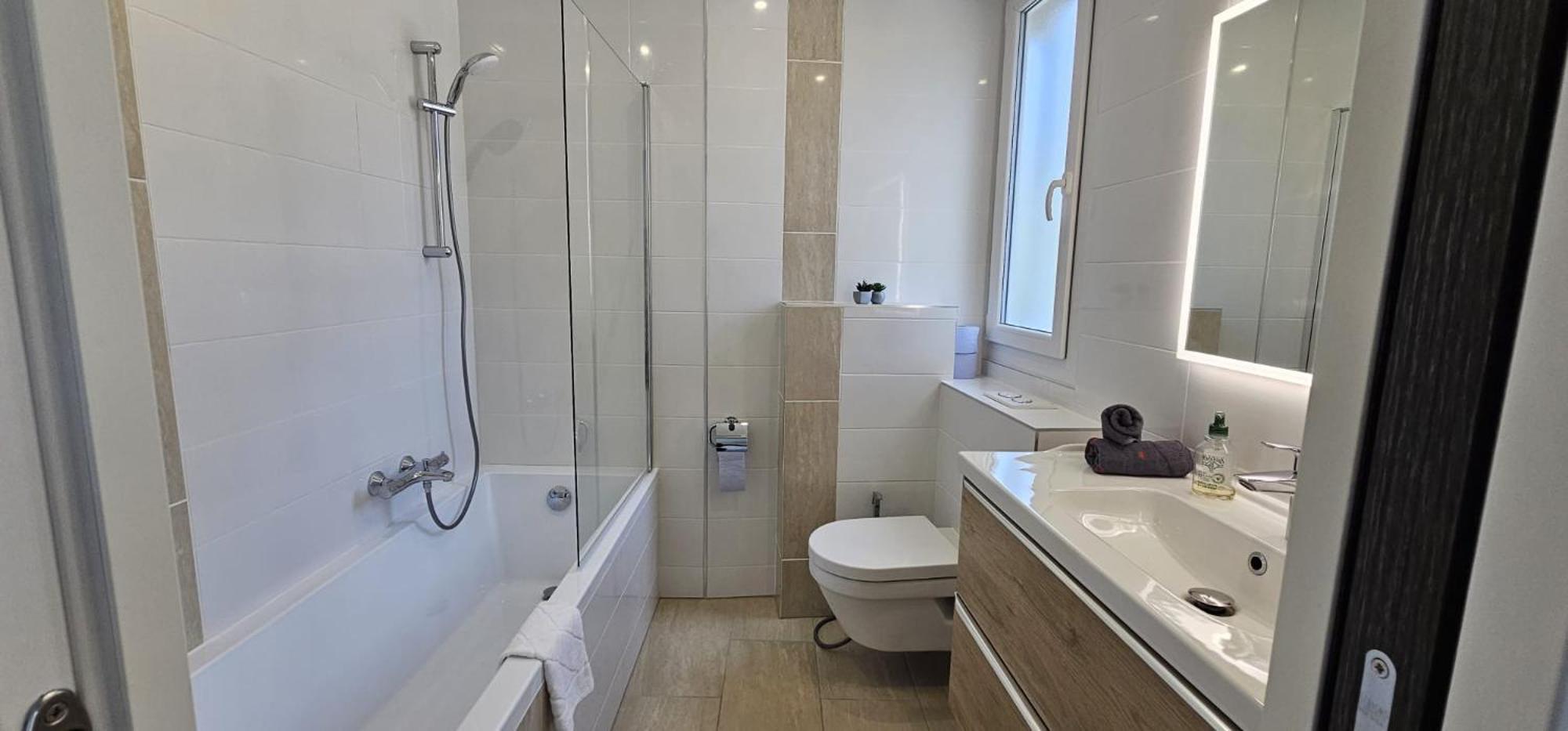 Chambre Parentale , Salle De Bain Privee, Acces Plages & Vue Mer Du Salon Dans Appartement Partage Chez L'Habitant ,, Master Bedroom, Private Bathroom, Beach Access & Sea View Cannes Buitenkant foto