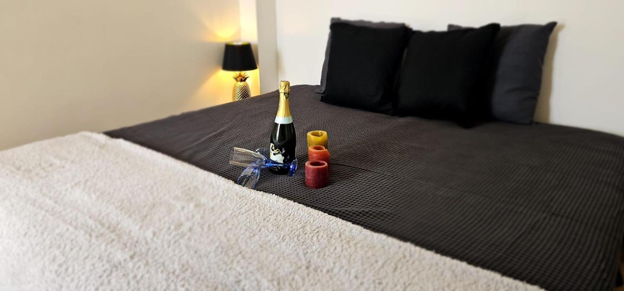 Chambre Parentale , Salle De Bain Privee, Acces Plages & Vue Mer Du Salon Dans Appartement Partage Chez L'Habitant ,, Master Bedroom, Private Bathroom, Beach Access & Sea View Cannes Buitenkant foto