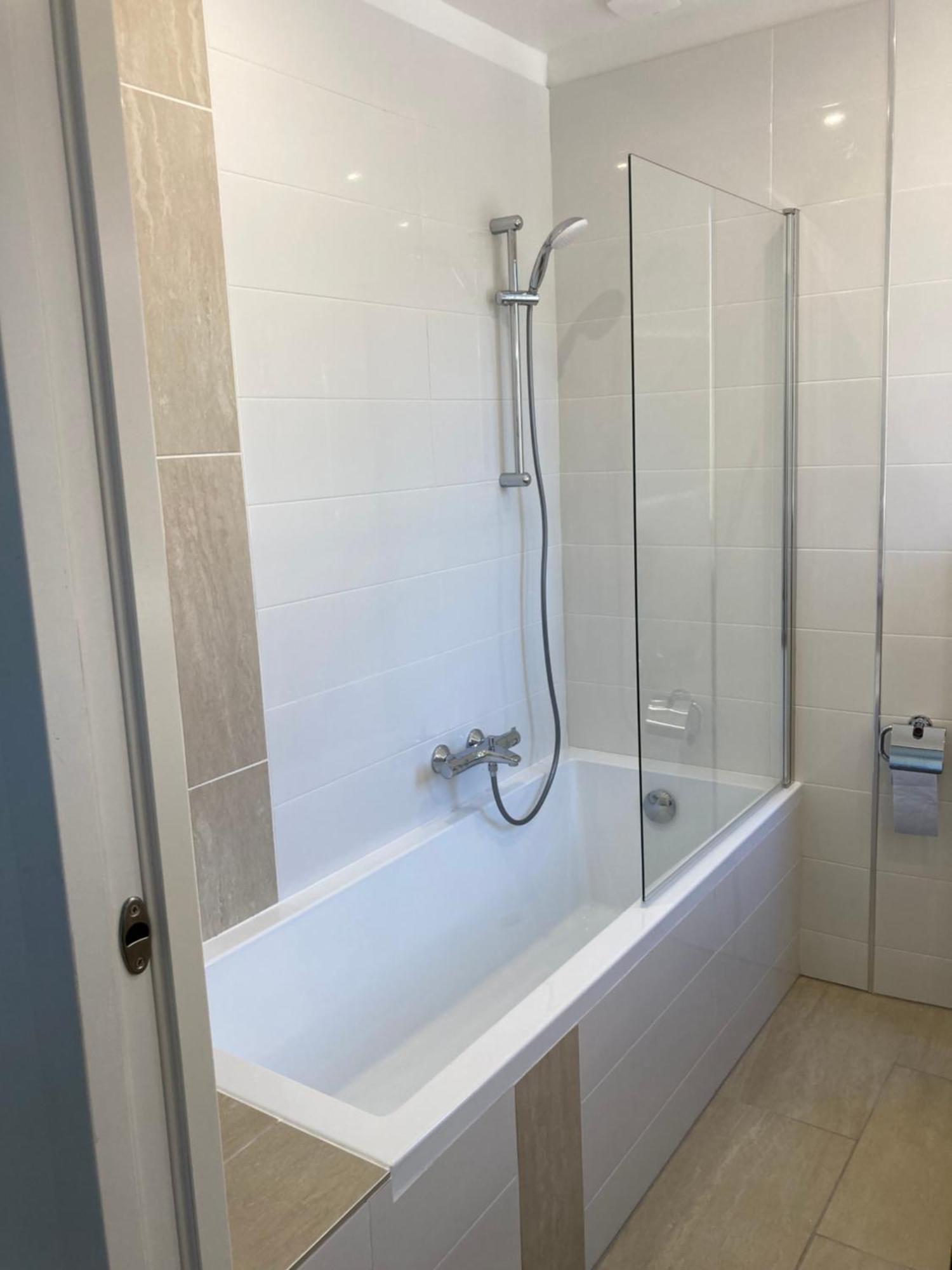 Chambre Parentale , Salle De Bain Privee, Acces Plages & Vue Mer Du Salon Dans Appartement Partage Chez L'Habitant ,, Master Bedroom, Private Bathroom, Beach Access & Sea View Cannes Buitenkant foto